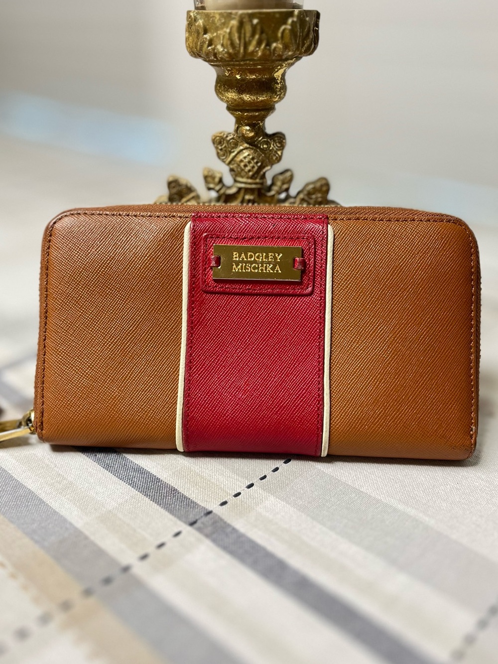 Badgley Mischka  EUC  Tan and Brown Zip Wallet with Gold Accent